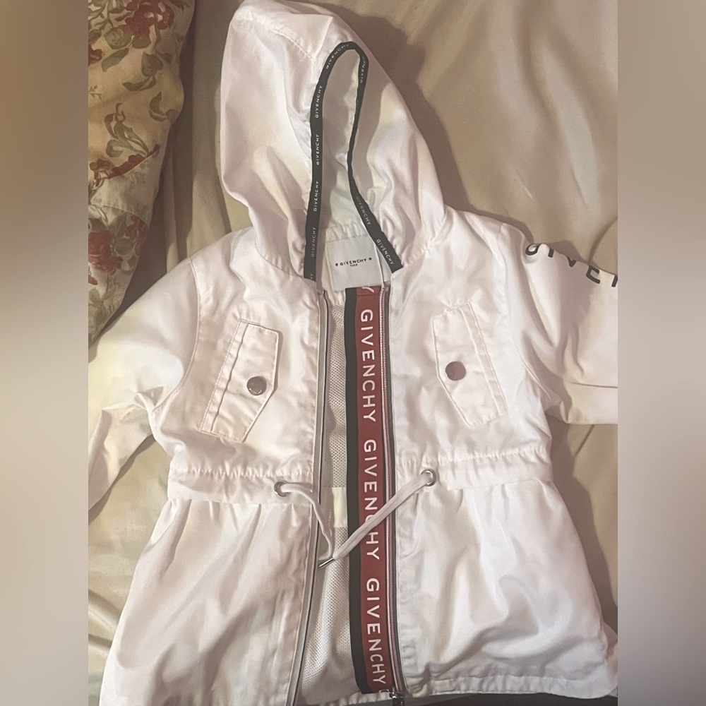 Givenchy wind breaker  (12-18m)